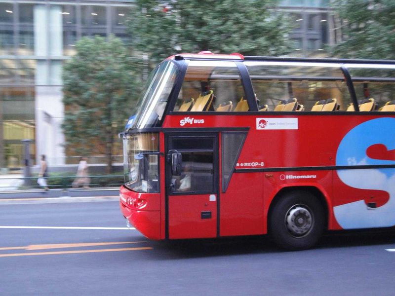 東京駅から爽快バスの旅　天井が青空！！2階建てオープンバスから東京見物