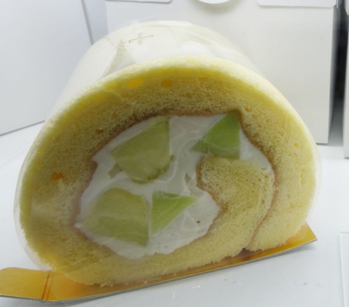 メロン達人と呼ばれる石津農園のメロンたっぷりのロールケーキ