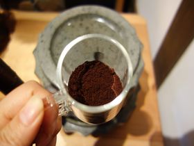 コーヒー豆を自ら石臼で挽く瞑想喫茶!那須高原「かんなびと」