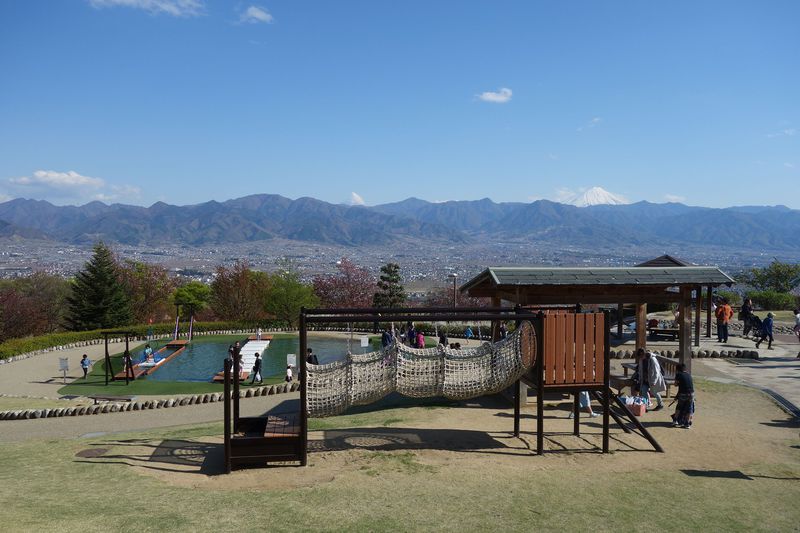 山梨市「笛吹川フルーツ公園」は世界遺産・富士山を望む贅沢な公園