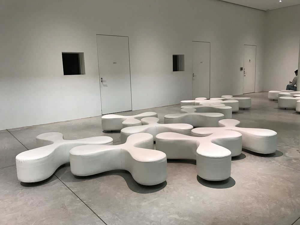 座っても美術鑑賞 金沢21世紀美術館 無料の交流ゾーンで 椅子 めぐり 石川県 トラベルjp 旅行ガイド