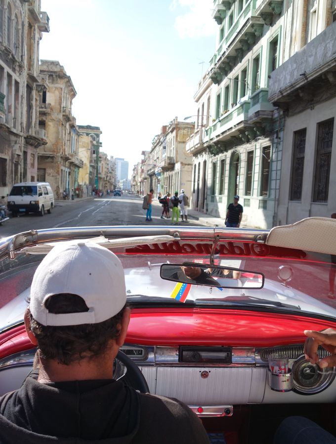 キューバ人ドライバー＆ガイドと、楽しいドライブを！