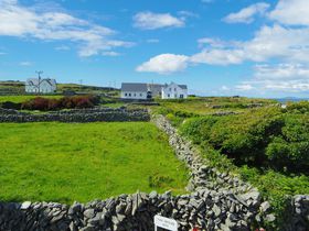 最果ての地・アイルランド「アラン諸島」の絶景と古代遺跡