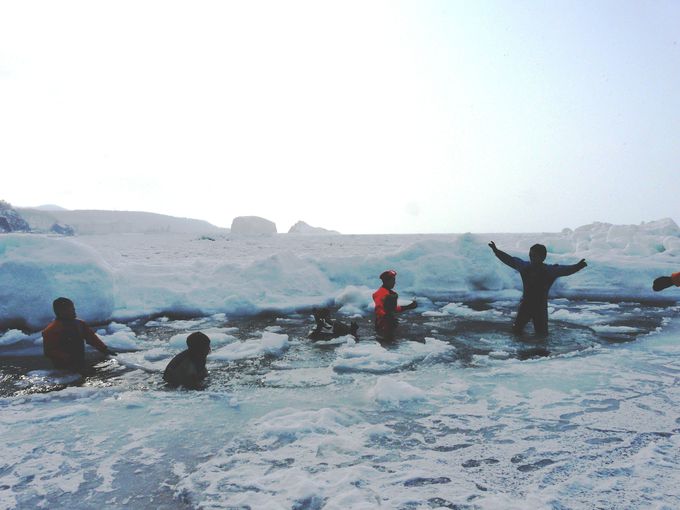 防水カメラをもって流氷の中へ。ウトロでスリル満点の流氷ウォークを体験しよう！