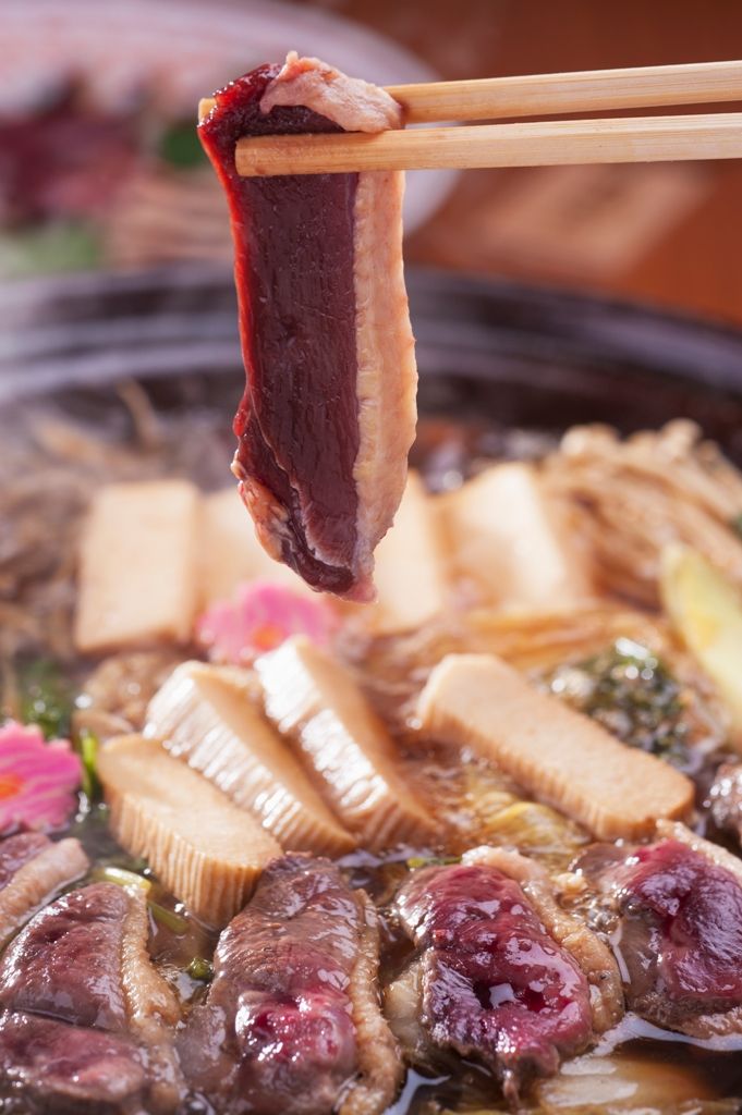 「坂網鴨」を加賀の伝統料理「治部煮」をベースにした鴨鍋で味わう