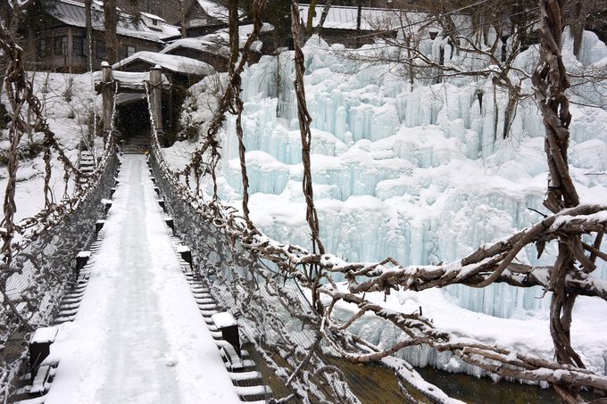 氷瀑や雪見露天、かまくら祭りで冬を満喫！湯西川温泉「本家伴久」