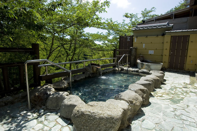信貴山唯一の温泉！ 開放感あふれる露天風呂でまったりしよう