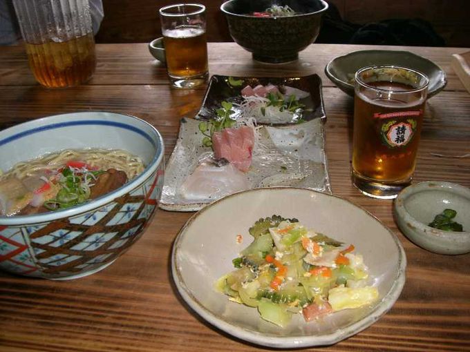 昼食は居酒屋で沖縄料理