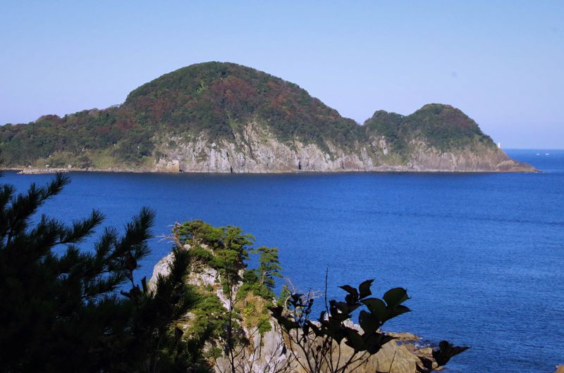 キューピーに見える豊岡市竹野浜「猫崎半島」おなかの上、歩けます！