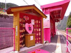 恋の待合所も登場「恋がかなう」恋山形駅、鳥取県山中のピンクの駅