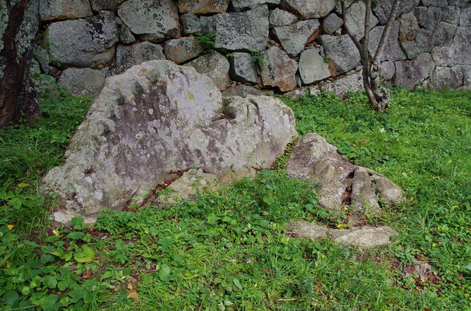 米子城跡内に残る不思議な石たち
