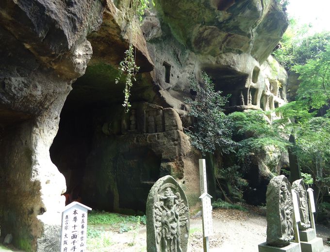 霊場・松島を実感させる岩窟群の石仏
