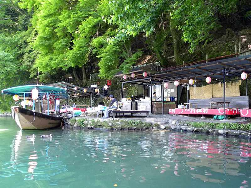 京都・嵐山の超穴場！ボートで渡る琴ヶ瀬茶屋で味わう楽園気分！