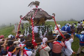 ���{�S���R�l���u���R�v�A�_��Ɠ`���ɕ�܂ꂽ�������R���y���ނ̋L���T���l�C��