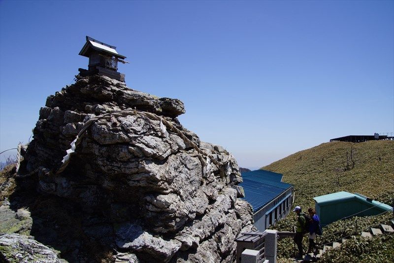 宝蔵石神社の巨大な磐座(いわくら)は剣山のパワースポット