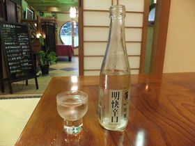 夜も魅力の徳島県脇町「うだつの町並み」歴史ある蔵の店で地酒を堪能