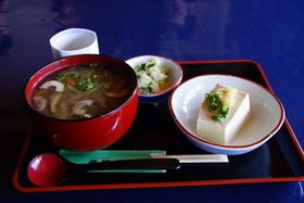 �������Ȃ�ł͂̋��y�����u���ΕĎG���v����j����钬���݂Ŗ��키�̋L���T���l�C��