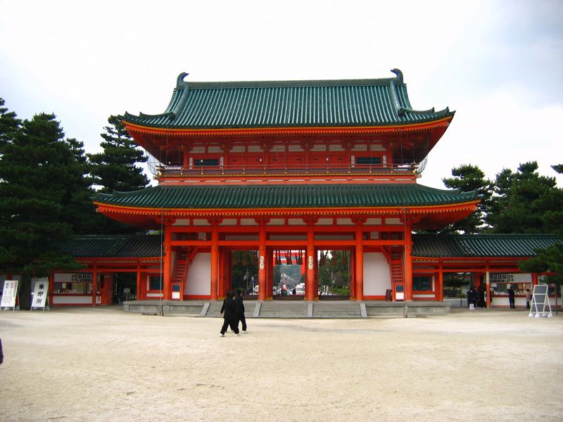 東を守護する八坂神社、中心に位置する平安神宮