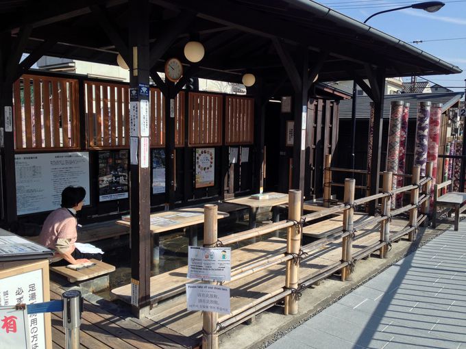 駅のホームに温泉が 嵐電 嵐山駅の 駅の足湯 でほっこりしよう 京都府 トラベルjp 旅行ガイド