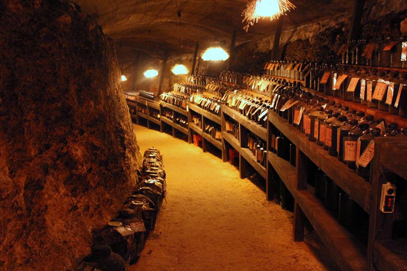 宮古島「多良川」は珠玉の泡盛古酒が洞窟で眠る、見学もできる酒造所