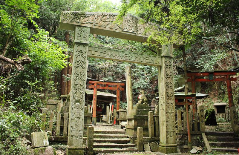 山中に異世界への門!?京都「大岩神社」の謎の鳥居とは？