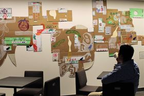 ���s�̒��S�ɓ����A�[�g�̃z�e���uENSO ANGO TOMI I�v�̋L���T���l�C��