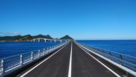 ���勴�J�ʂɕ����I���߂čs������1��2�����f���R�[�X�̋L���T���l�C��