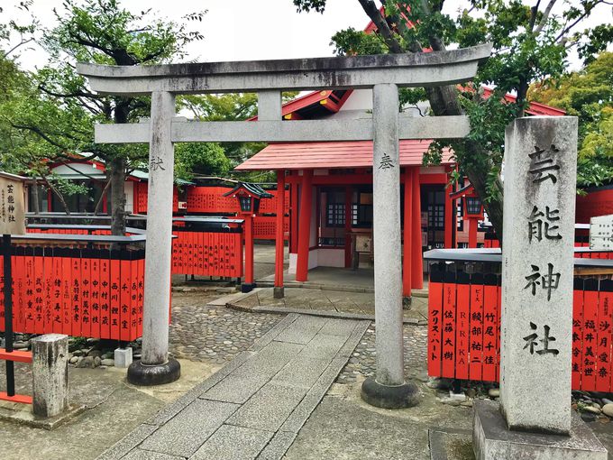 朱塗りの玉垣に囲まれた車折神社