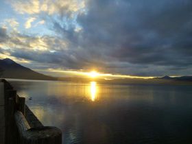 これぞ涙腺刺激の幻想的ショー！支笏湖に映る美しい夕陽を見逃すな