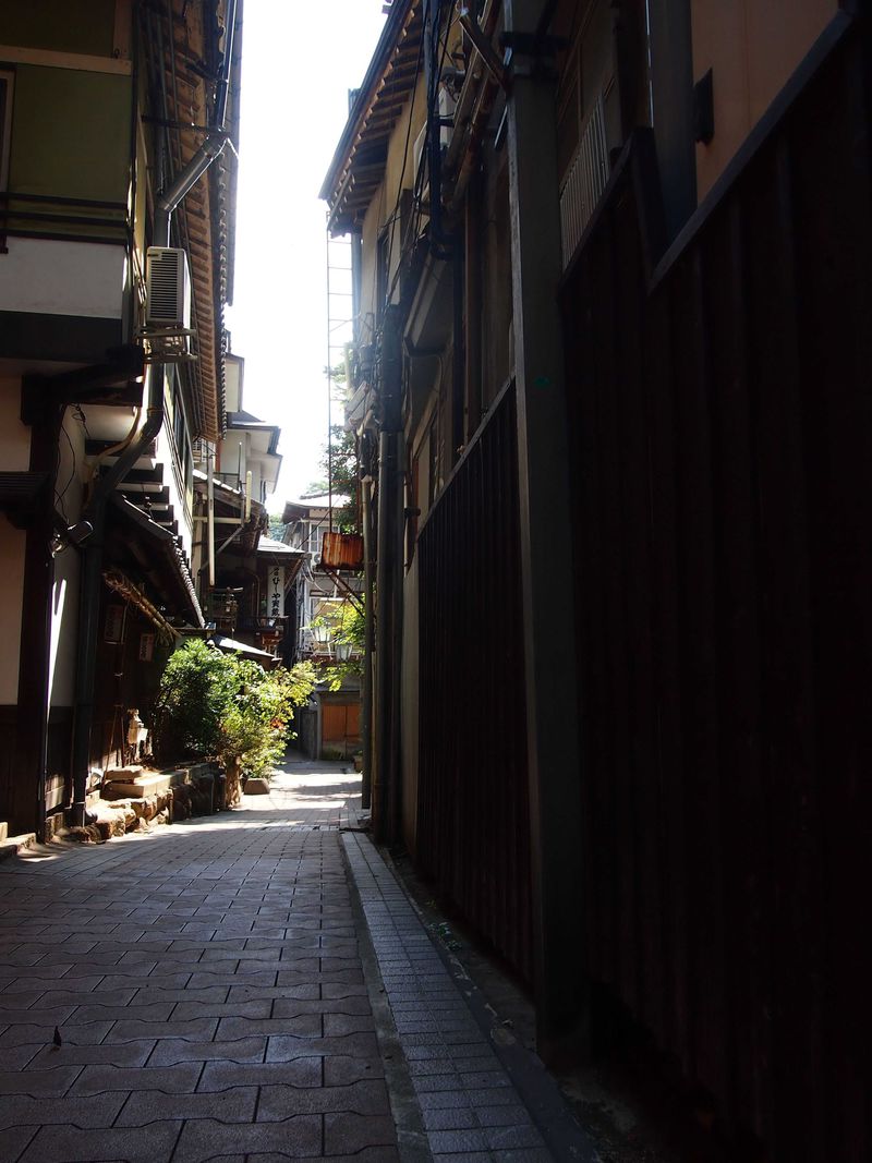 石畳の街歩きでタイムスリップ〜長野・渋温泉（1）