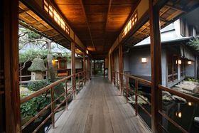 �M�������[���K���I���Â̖����فu�m�X�t�v�ŁA�S�n�悢�a�̋�ԂɐZ�闷�B�̋L���T���l�C��