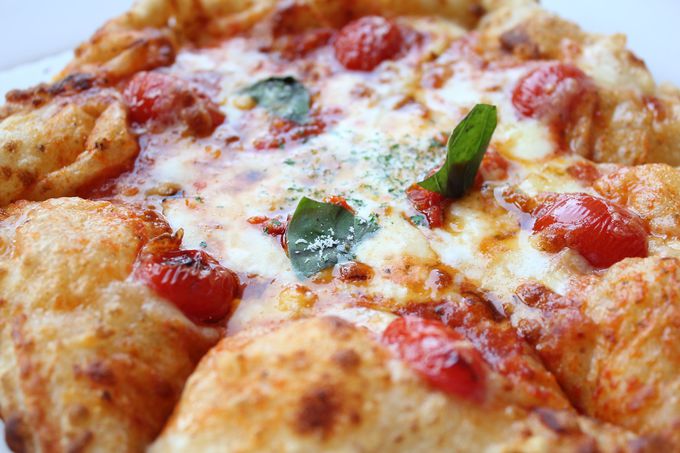1日目：昼食「サーモンパーク千歳」で地元産チーズたっぷりピザ