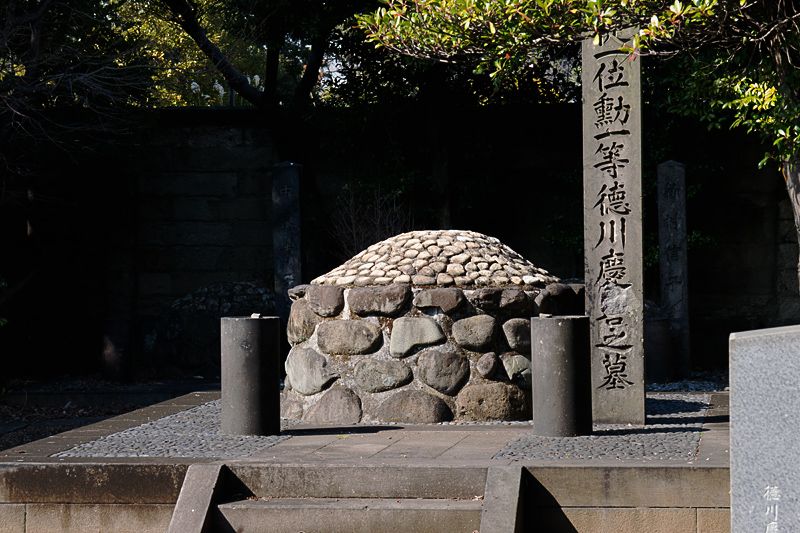 歴史、花、そしてカフェ！上野「谷中霊園」でのんびり散歩