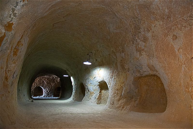 埼玉のカッパドキア！古墳時代から存在する不思議な横穴「吉見百穴」