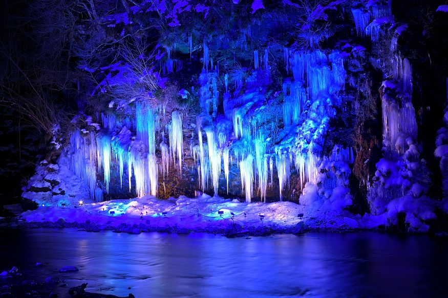 冬に訪れたい秩父の観光スポット7選 氷柱ライトアップに温泉も!