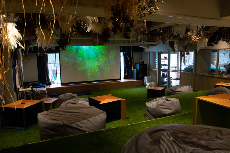 お茶して泊まれる映画館！墨田区「Theater Zzz」は予約殺到のホステル 
