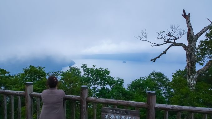 霧が漂う摩周湖の撮影は連写で！