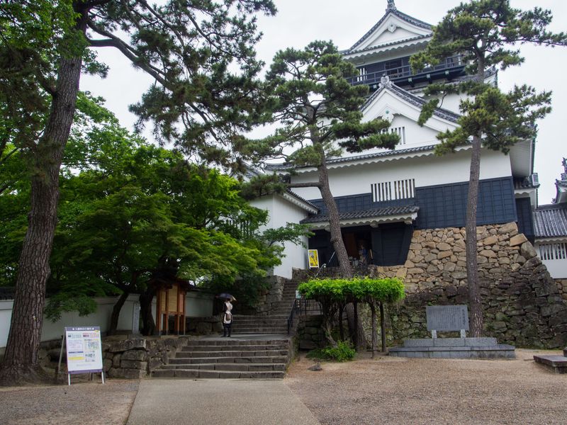“岡崎観光きらり百選”の歴史公園！お城が立つ「岡崎公園」