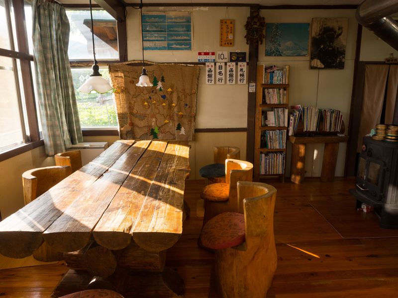 「駅の宿ひらふ」の談話室は、木の造りで温かみいっぱい