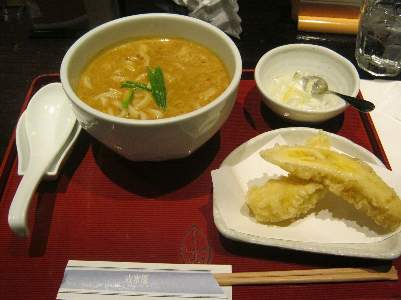バナナの天ぷらでカレーうどんを食べる「古奈屋」