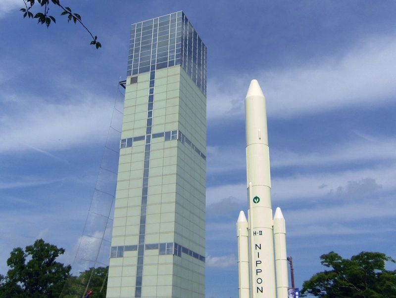 巨大なH-IIロケット実物大模型&スペースタワー・角田市台山公園