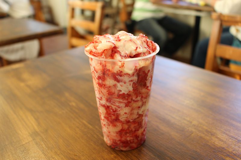 イチゴを丸ごとかき氷に!?埼玉イチゴの里よしみで味わうひんやり贅沢イチゴの新感覚スイーツ！