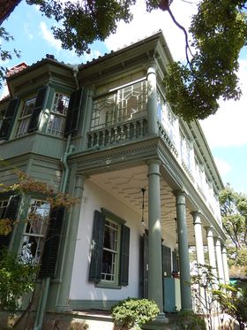 �u���N�g�v�̃��P�n�Ƃ��āA�Ăыr���𗁂т�_�ˁE�k��ِl�يX���Q���ԂŊy���ނ̋L���T���l�C��