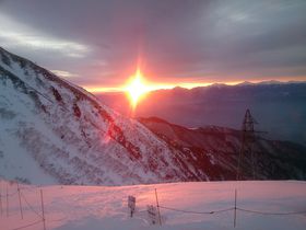 �ڂ̑O�ɍL�����i��R�E�z�e������~�ŉ߂����~�̂��y���݂̋L���T���l�C��