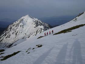 駒ケ根ロープウェイを使って登るたおやかな雪の三ノ沢岳