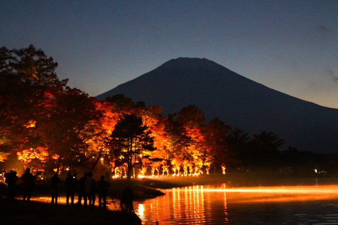 夕闇に浮かぶ富士山と山中湖の紅葉
