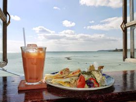沖縄で海を見てゆっくりするなら♪潮風香る「浜辺の茶屋」！
