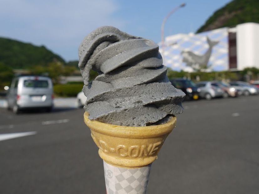 太地町立くじらの博物館の前で売っている黒飴ソフトクリーム！
