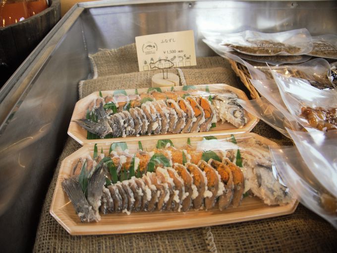 �X���ɂ͔��i�΂łƂꂽ����ނ̐H�ނ������ς��I