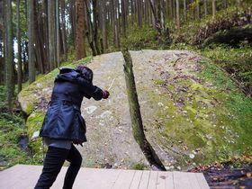 奈良県で『鬼滅の刃』聖地巡礼！柳生一刀石で名シーンを再現